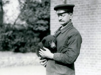 Ein Wärter hält ein Faultierjunges im Londoner Zoo, August 1921 von Frederick William Bond